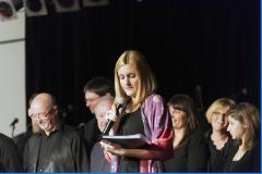 In französischer Ansprache stellt Sophia Bohr den Chor "Humble Voices" vor.